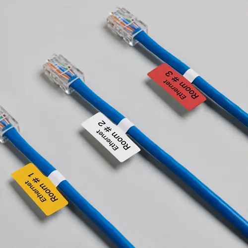 Como é testada a resistência à abrasão das etiquetas autoadesivas?