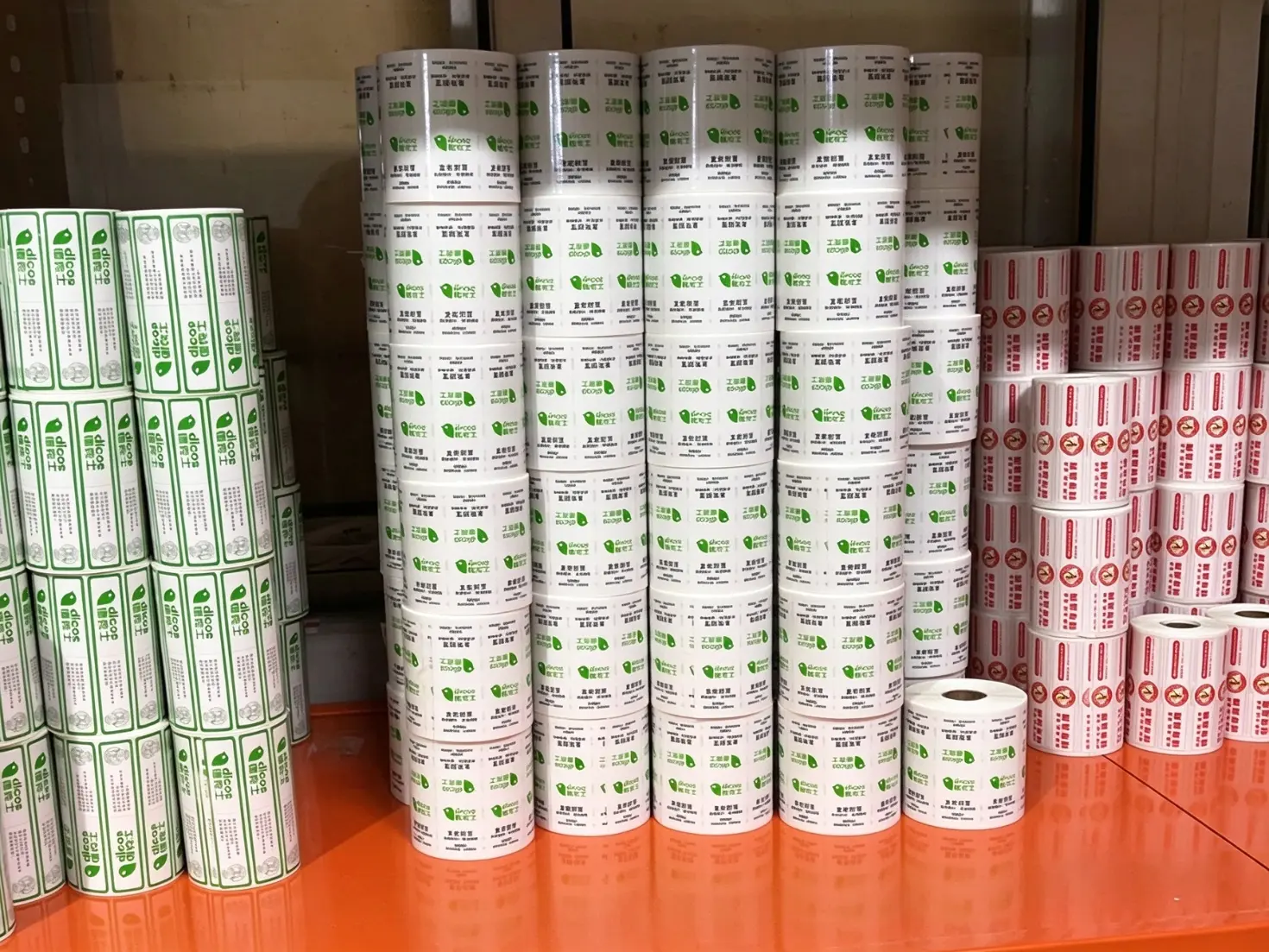 Como o cortador e vinco de alta velocidade da Xinsen Packaging melhora a eficiência da produção de adesivos de vedação?